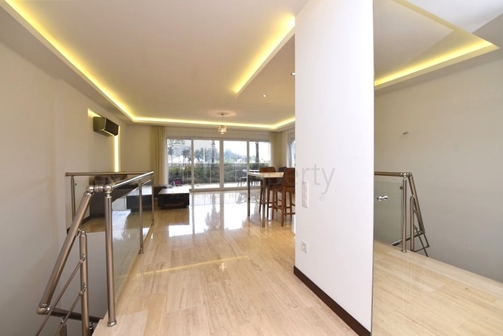 Penthouse with garden in a luxury complex