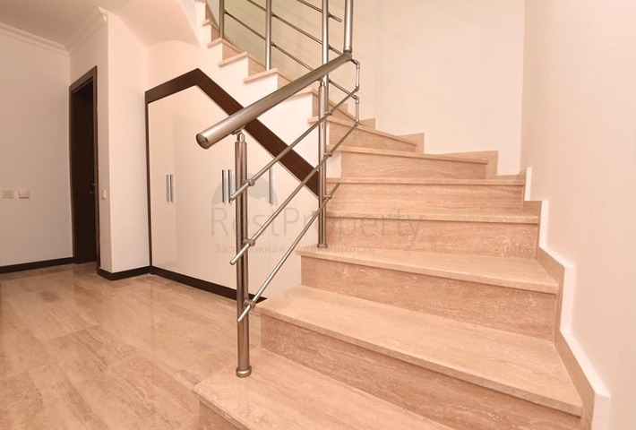 Penthouse with garden in a luxury complex