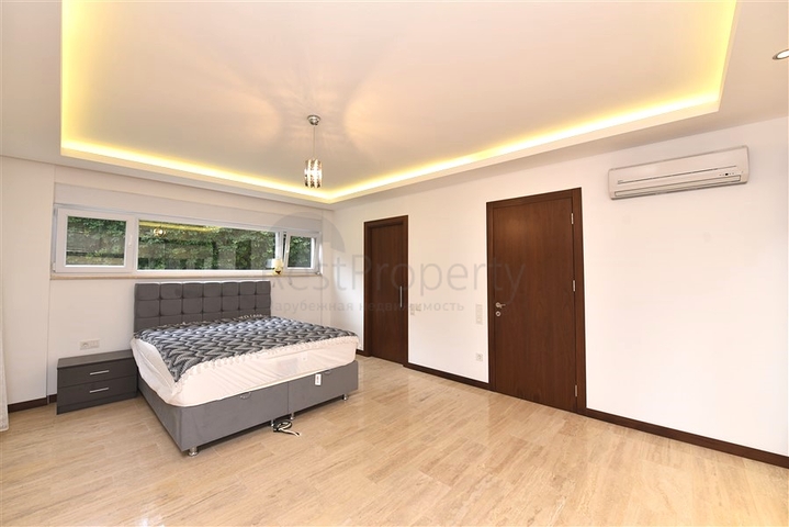 Penthouse with garden in a luxury complex