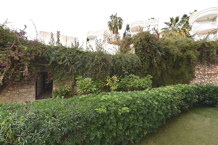 Penthouse with garden in a luxury complex