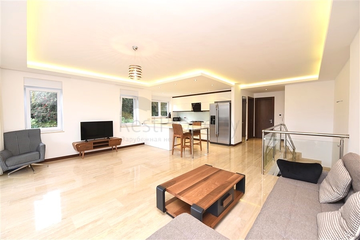 Penthouse with garden in a luxury complex