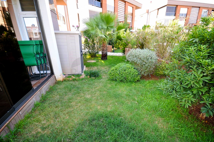 Villa 5 + 1 in a complex in Yeshilbahir Dosemealti