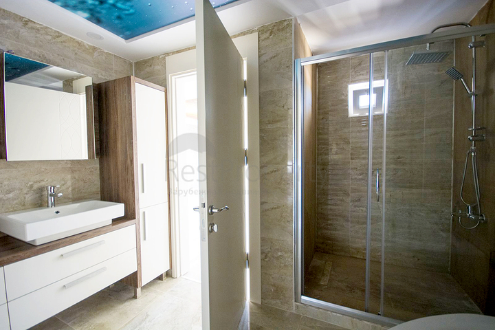 Villa 5 + 1 in a complex in Yeshilbahir Dosemealti