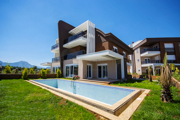 Villa 5 + 1 in a complex in Yeshilbahir Dosemealti