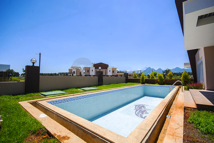 Villa 5 + 1 in a complex in Yeshilbahir Dosemealti