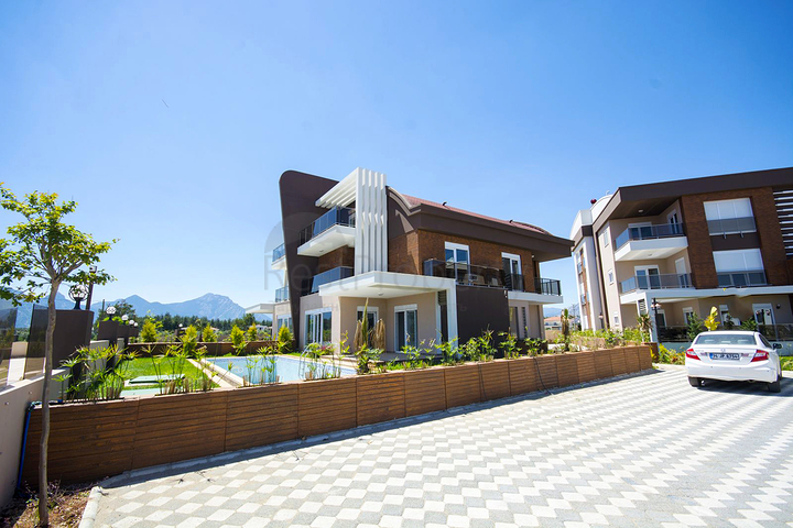 Villa 5 + 1 in a complex in Yeshilbahir Dosemealti