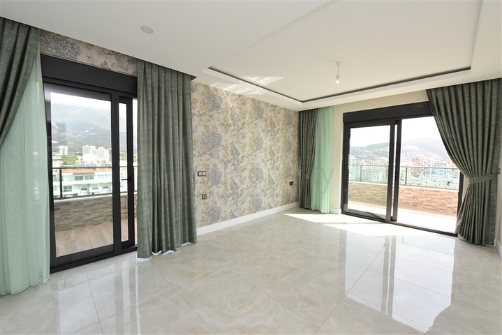 Spacious penthouse on the first coastline 