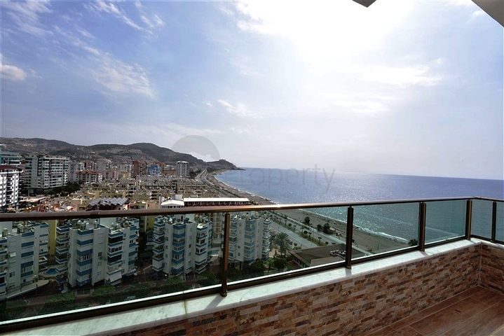 Spacious penthouse on the first coastline 