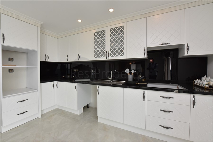 Spacious penthouse on the first coastline 