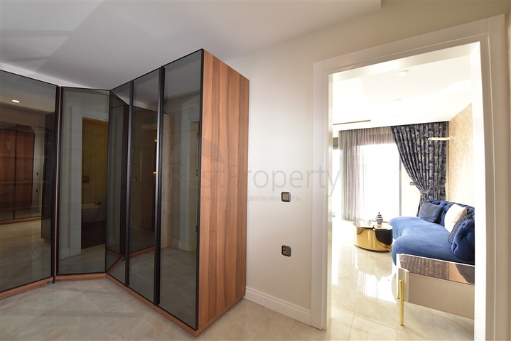 Spacious penthouse on the first coastline 