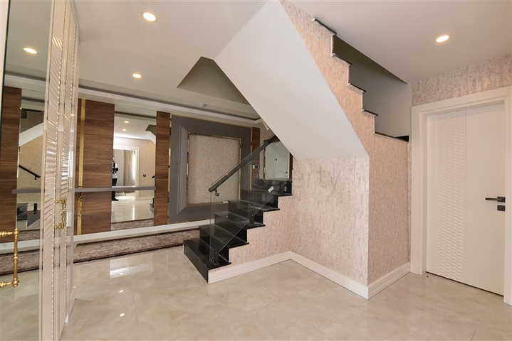 Spacious penthouse on the first coastline 