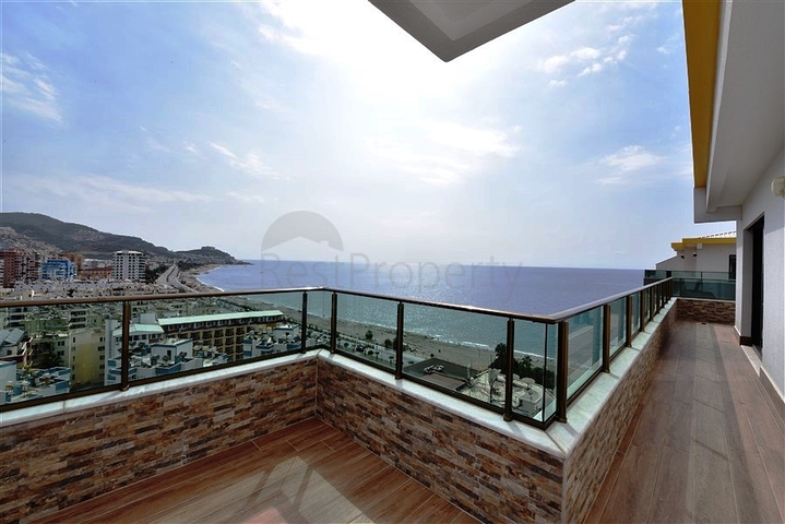 Spacious penthouse on the first coastline 