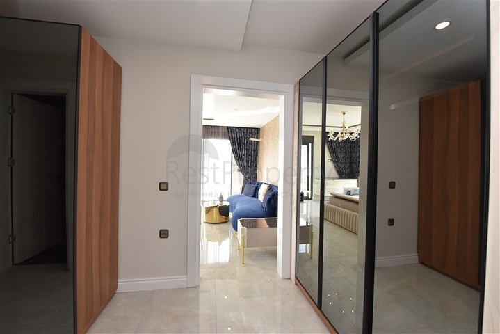 Spacious penthouse on the first coastline 