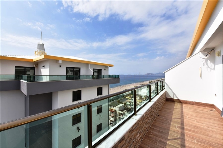 Spacious penthouse on the first coastline 