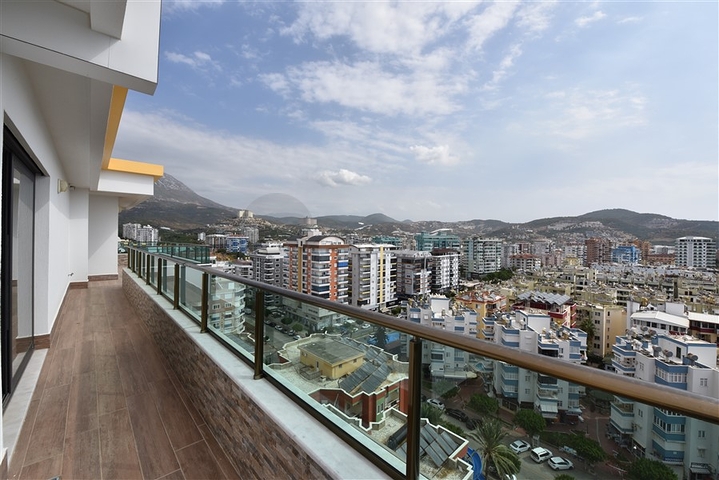 Spacious penthouse on the first coastline 