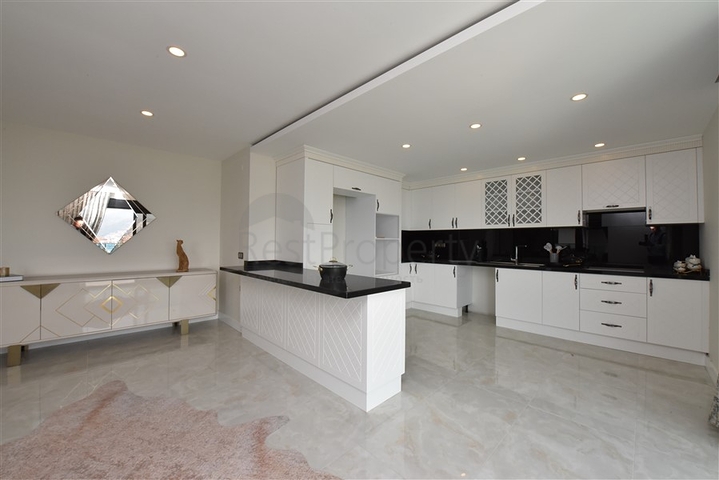 Spacious penthouse on the first coastline 