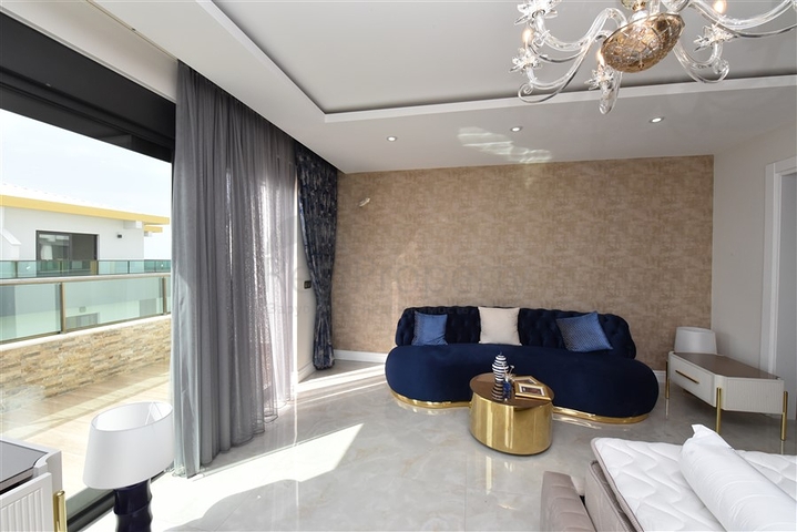 Spacious penthouse on the first coastline 