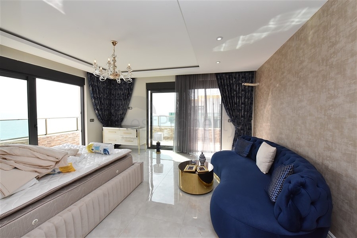 Spacious penthouse on the first coastline 