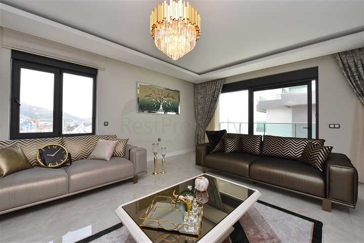 Spacious penthouse on the first coastline 