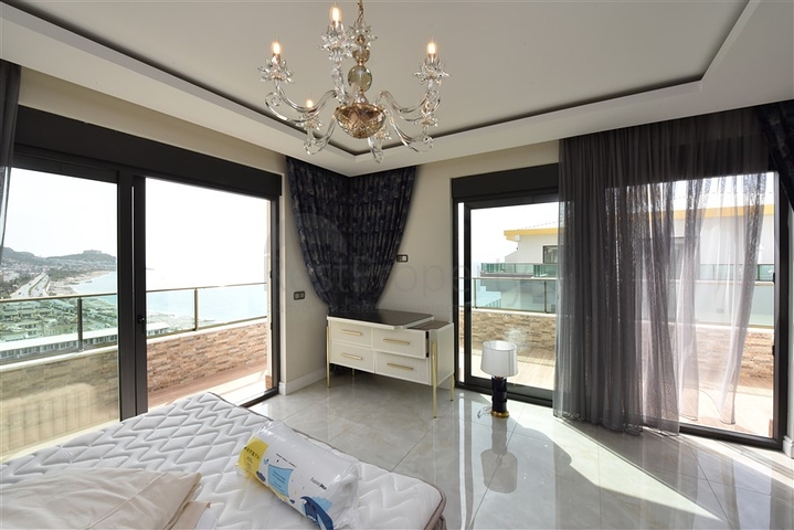 Spacious penthouse on the first coastline 