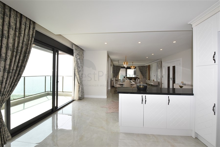 Spacious penthouse on the first coastline 