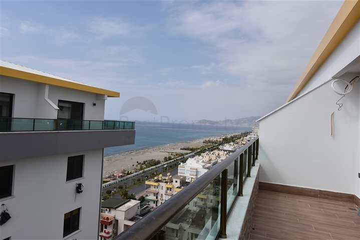 Spacious penthouse on the first coastline 