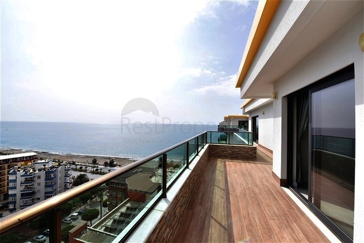 Spacious penthouse on the first coastline 