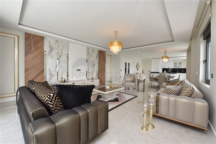 Spacious penthouse on the first coastline 