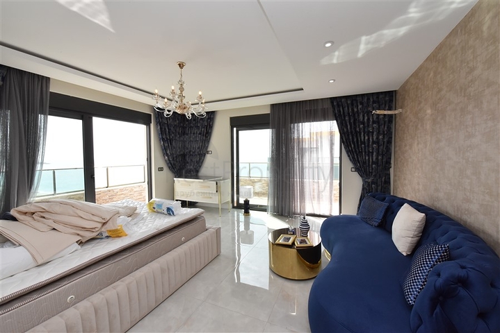 Spacious penthouse on the first coastline 