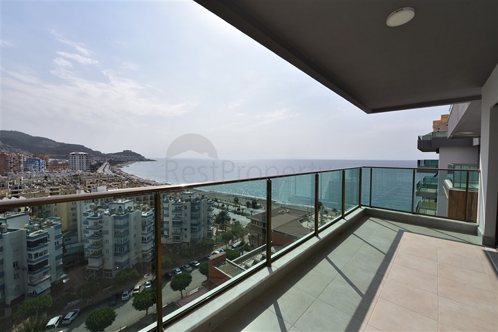 Spacious penthouse on the first coastline 