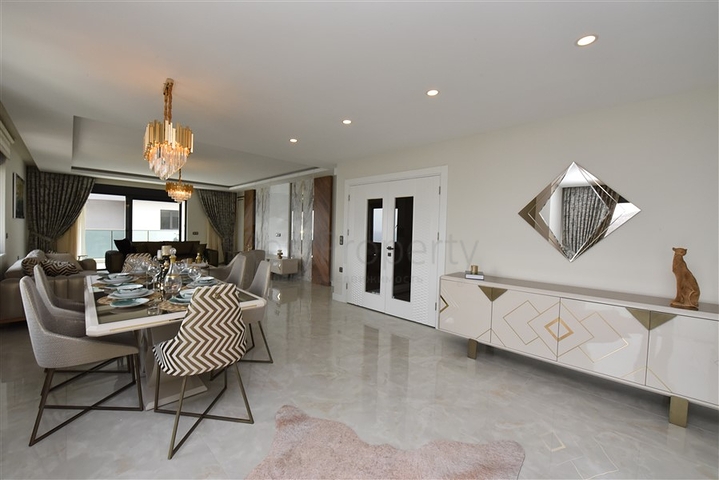 Spacious penthouse on the first coastline 