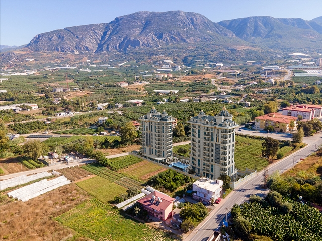 A new complex under construction in the Mahmutlar area