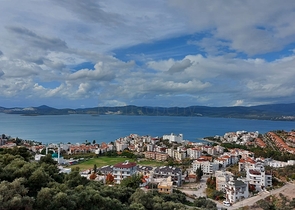 Wonderful Life in a Peninsula with Unique Nature