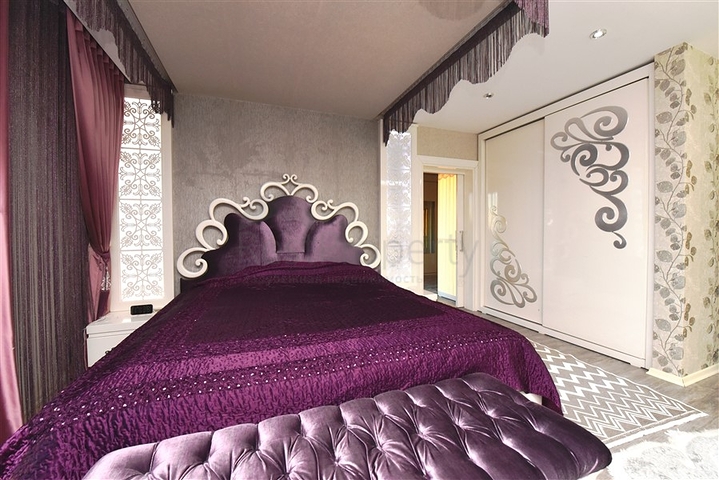 5+2 villa with stunning views in the center of Alanya