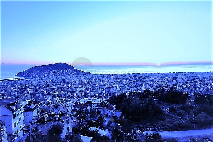 5+2 villa with stunning views in the center of Alanya