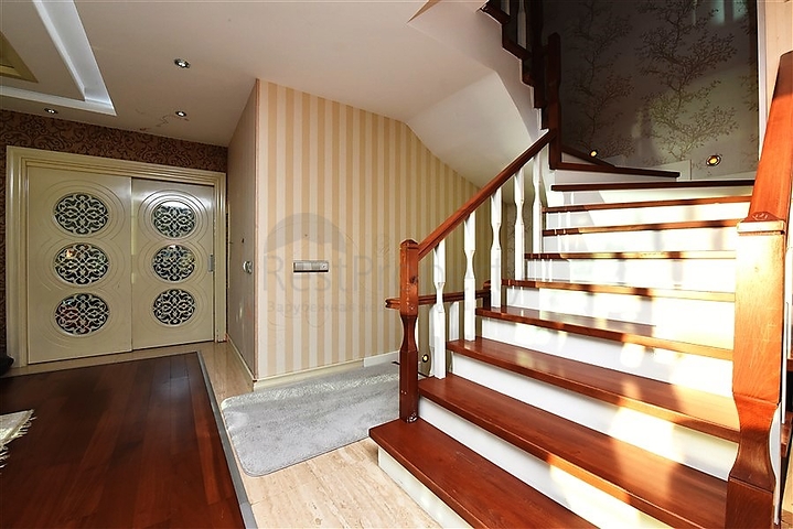 5+2 villa with stunning views in the center of Alanya