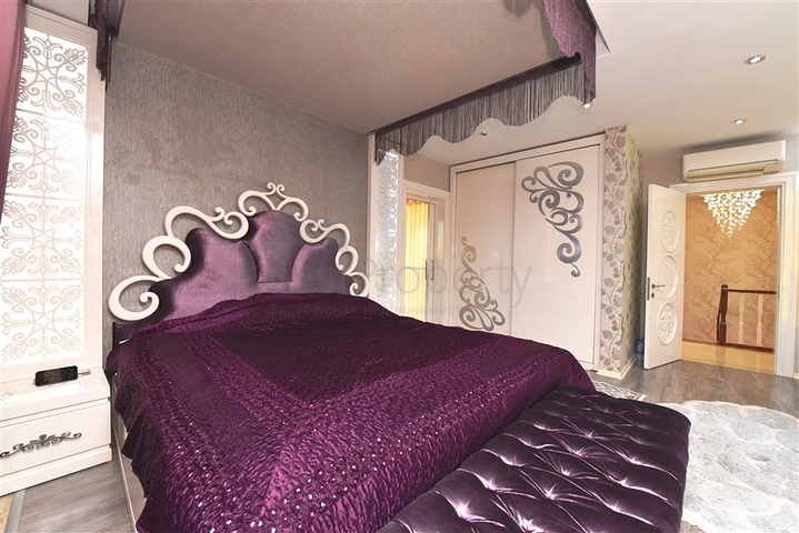 5+2 villa with stunning views in the center of Alanya