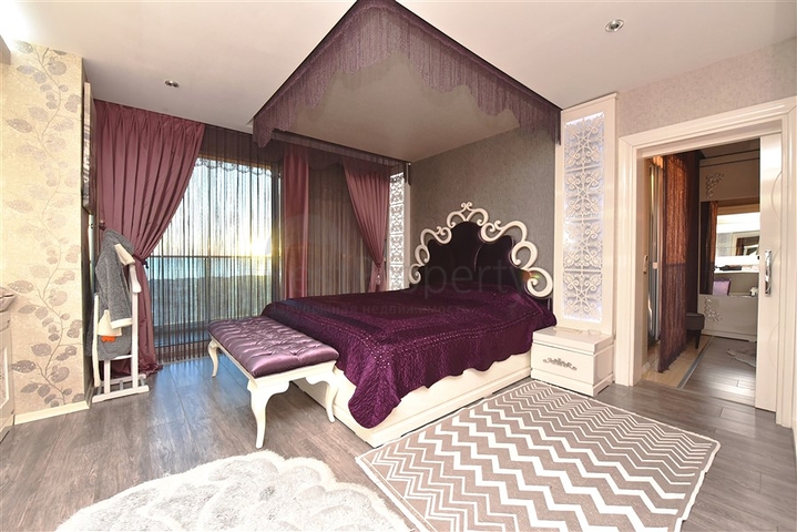 5+2 villa with stunning views in the center of Alanya