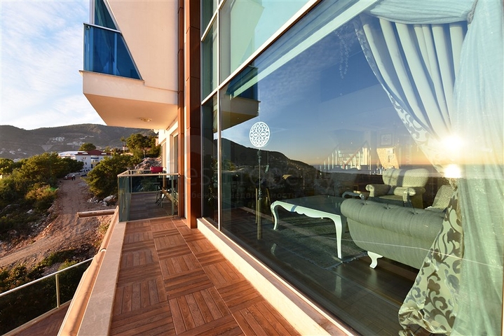 5+2 villa with stunning views in the center of Alanya