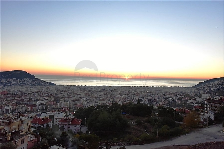 5+2 villa with stunning views in the center of Alanya