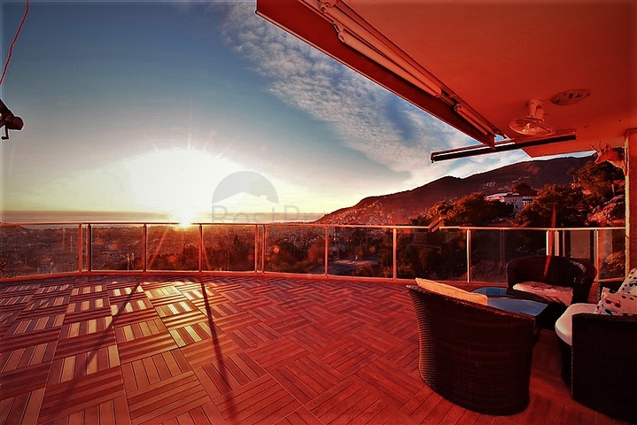 5+2 villa with stunning views in the center of Alanya