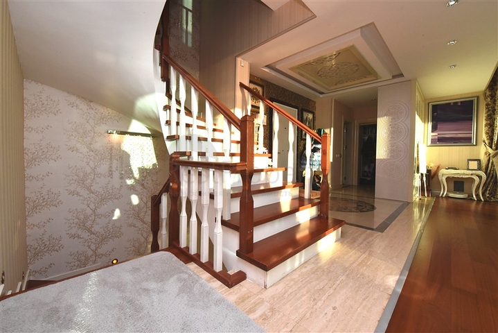 5+2 villa with stunning views in the center of Alanya