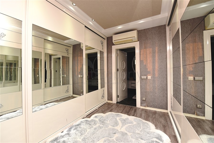 5+2 villa with stunning views in the center of Alanya