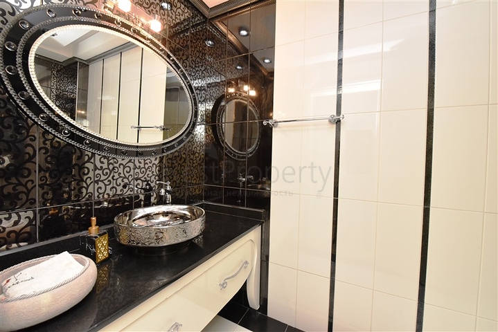 5+2 villa with stunning views in the center of Alanya