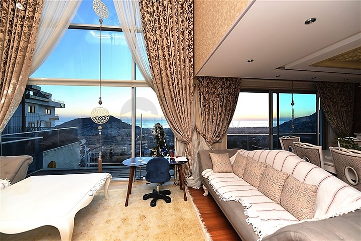 5+2 villa with stunning views in the center of Alanya