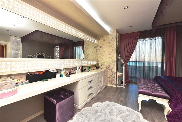 5+2 villa with stunning views in the center of Alanya