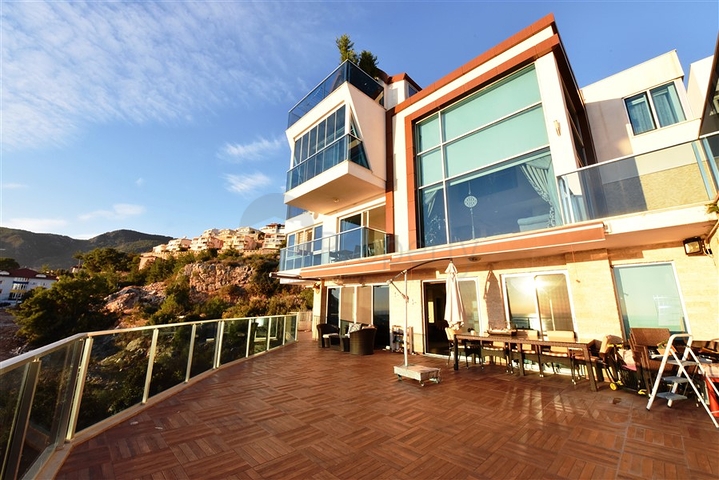 5+2 villa with stunning views in the center of Alanya