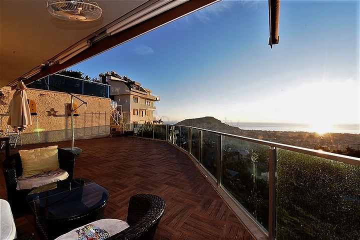 5+2 villa with stunning views in the center of Alanya