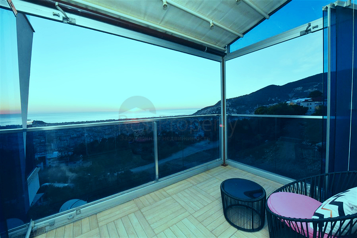 5+2 villa with stunning views in the center of Alanya