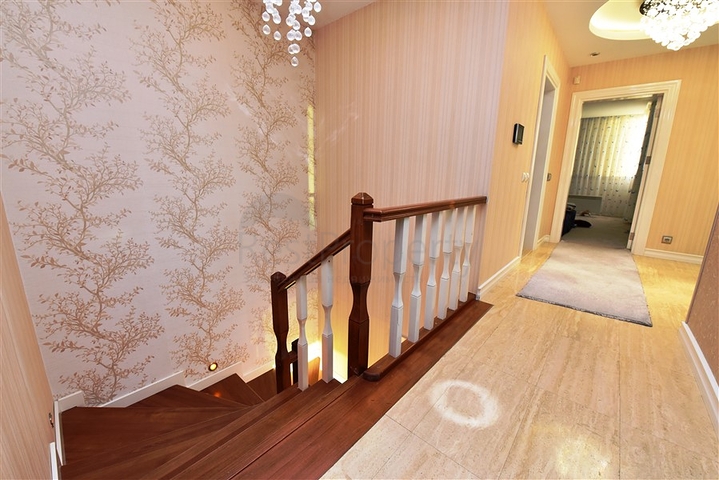 5+2 villa with stunning views in the center of Alanya